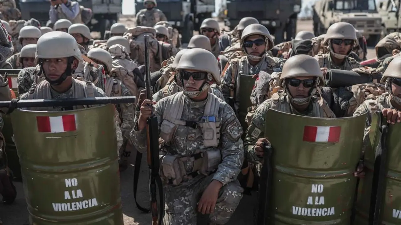 Militares peruanos permanecen en la zona del control fronterizo, en Santa Rosa (Per&uacute;) frontera con Chile. / Aldair Mej&iacute;a