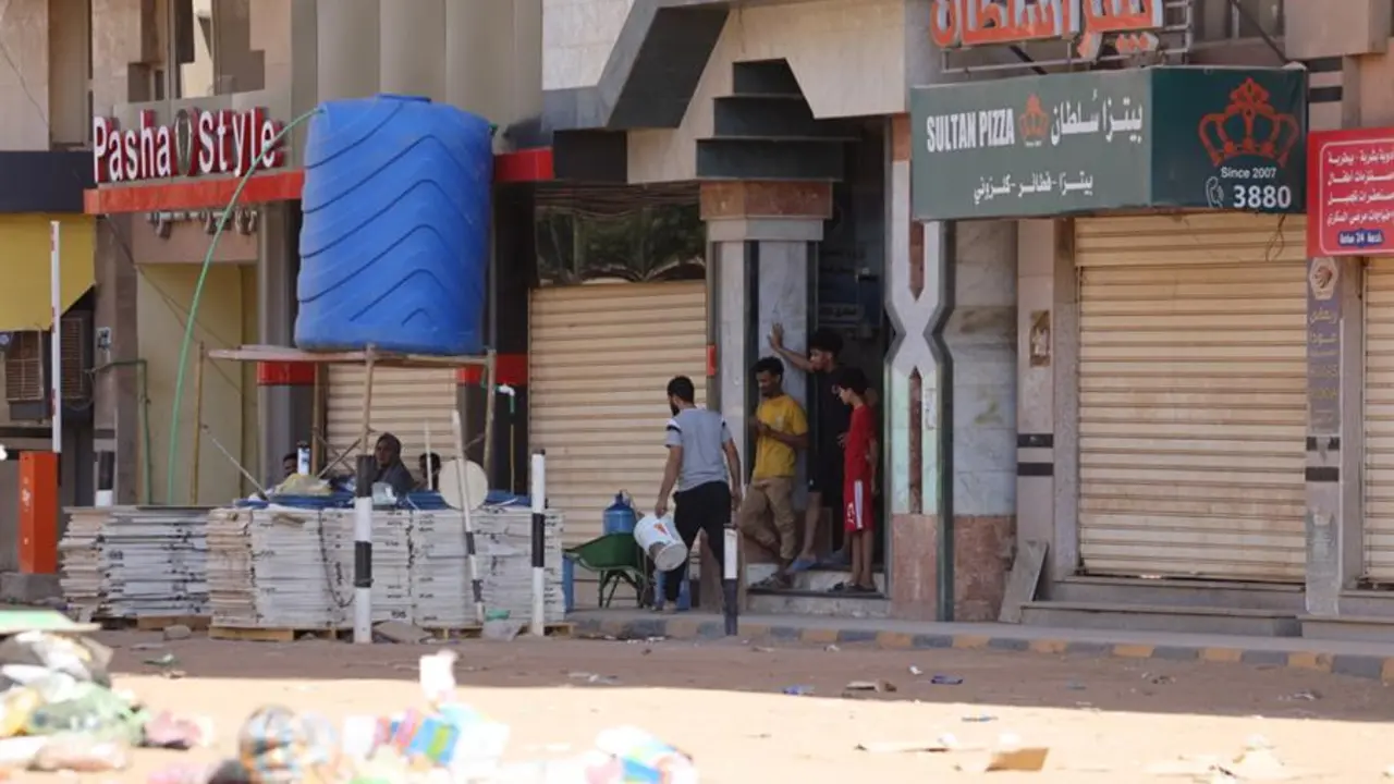 Sudaneses ante una tienda en Jartum, en Sud&aacute;n. EFE / STRINGER
