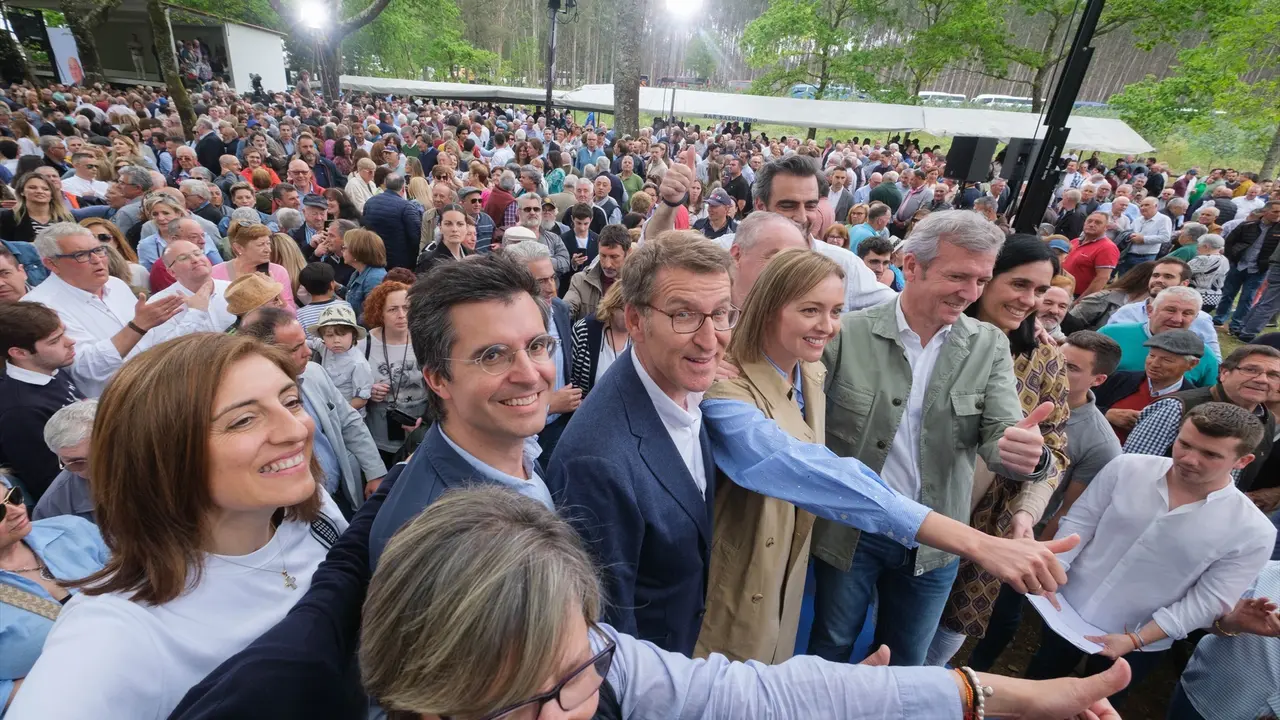 El presidente del Partido Popular, Alberto N&uacute;&ntilde;ez Feij&oacute;o (c), el presidente de la Xunta de Galicia, Alfonso Rueda (d) y el candidato del PP a la Alcald&iacute;a de Santiago, Borja Verea (2i), en la Romer&iacute;a del PPdeG. EP / C&eacute;sar Arxina