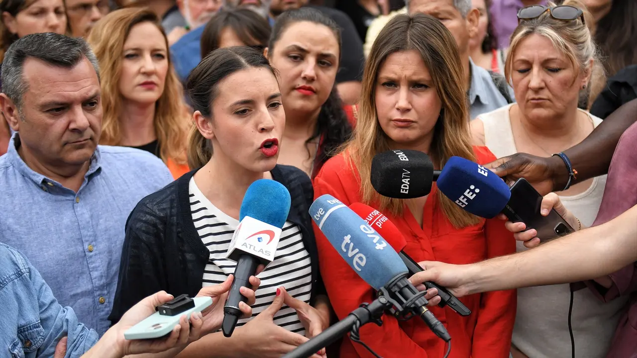La ministra de Igualdad, Irene Montero, y la portavoz de Podemos y candidata a la Presidencia de la Comunidad de Madrid, Alejandra Jacinto. EP / Fernando S&aacute;nchez