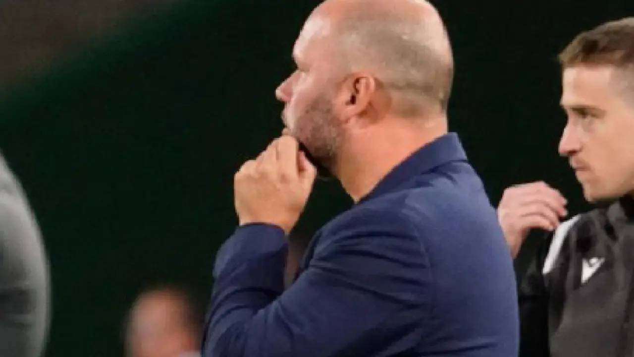 El entrenador del Racing, Jos&eacute; Alberto durante el &uacute;ltimo encuentro del equipo c&aacute;ntabro. / laliga