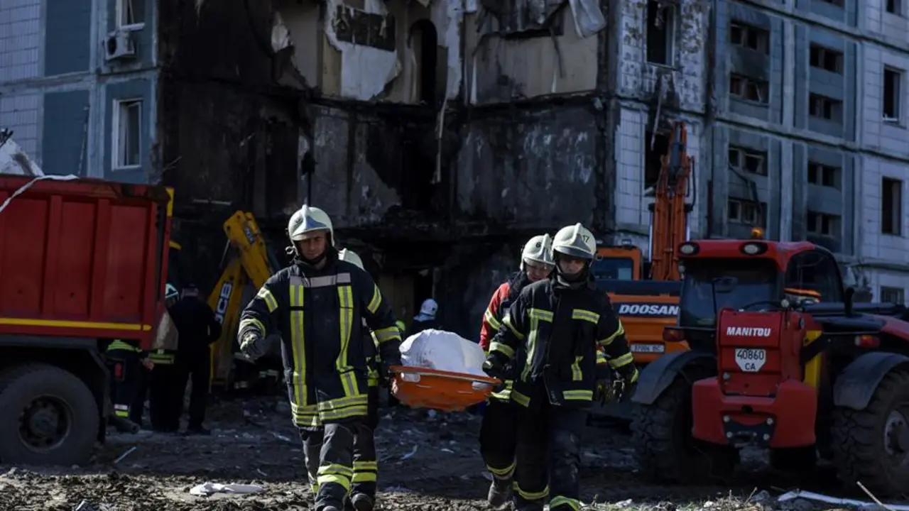 Bomberos rescatan los cuerpos de un edificio residencial atacado en Uman, Ucrania. EFE / OLEG PETRASYUK
