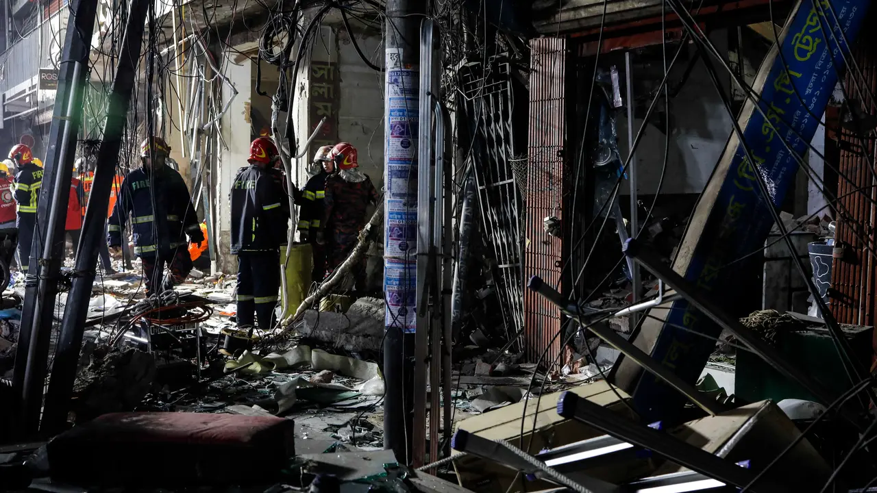 Vista de una explosi&oacute;n en un edificio. EP / Rakibul Hasan