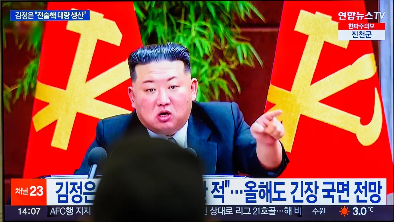 Una persona mira en una pantalla a Kim Jong Un. EP / Kim Jae-Hwan