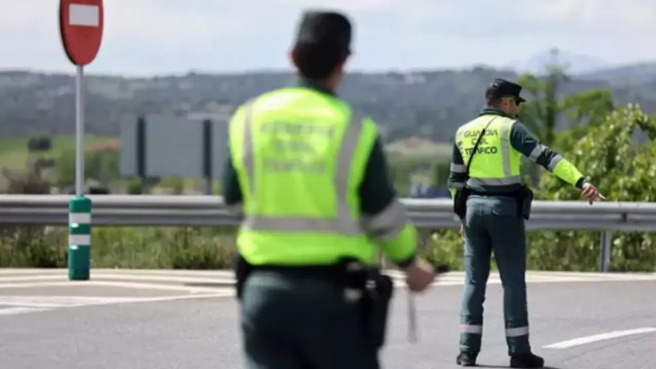 Dos agentes de la Guardia Civil en un control de tr&aacute;fico. /  Eduardo Parra
