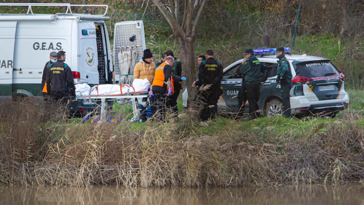 Agentes de la Guardia Civil junto a uno de los cuerpos en la pesquera de Villamarciel, a 19 de diciembre de 2022, en Villamarciel, Valladolid, Castilla y Le&oacute;n (Espa&ntilde;a). El objetivo del operativo es buscar los cuerpos de las dos personas que ocupaban el ultraligero del que se perdi&oacute; la pista, la tarde del s&aacute;bado 17 de diciembre, tras despegar del Aer&oacute;dromo de la localidad vallisoletana de Matilla de los Ca&ntilde;os y que fue localizado ayer domingo 18 de diciembre, sumergido en aguas del r&iacute;o Duero.
Fecha: 19/12/2022. leer menos

Foto de ARCHIVO

Firma: Joaqu&iacute;n Rivas / Europa Press