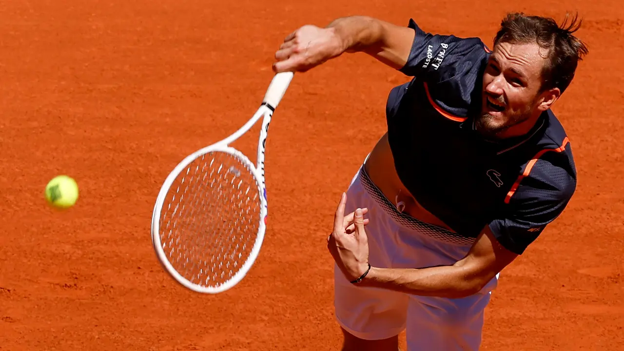 El tenista ruso Daniil Medvedev realiza un saque ante su compatriota Alexander Shevchenko durante el partido de dieciseisavos de final que les enfrent&oacute; en el Mutua Madrid Open de tenis que se celebra, este lunes, en la Caja M&aacute;gica en Madrid. / Chema Moya