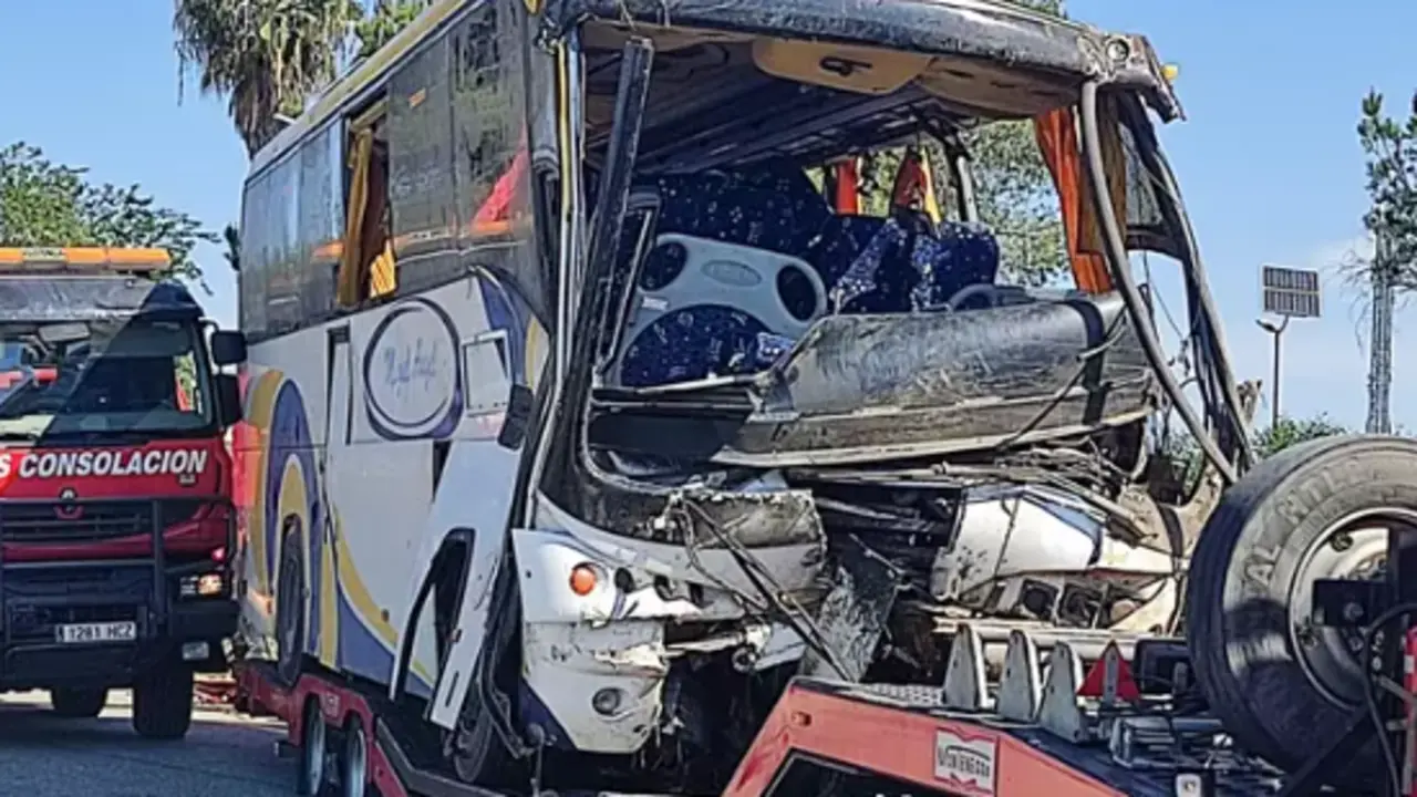 Imagen del autob&uacute;s accidentado. / AA