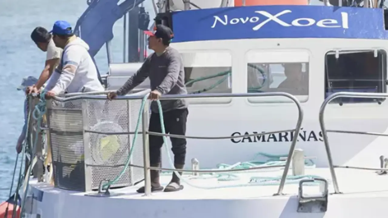 Varias personas en el barco gallego del que cay&oacute; el pescador desaparecido. / C&eacute;sar Ortiz
