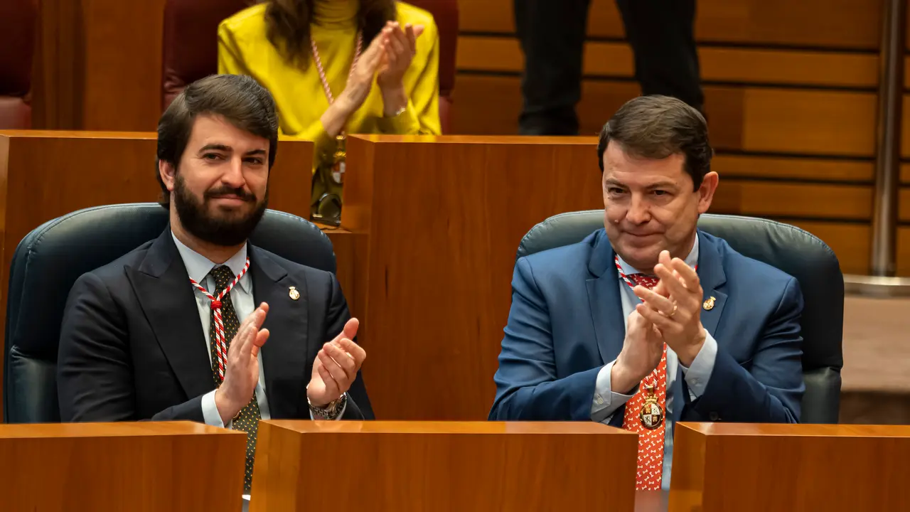 El vicepresidente de la Junta de Castilla y Le&oacute;n, Juan Garc&iacute;a-Gallardo (i), y el Presidente de la Junta de Castilla y Le&oacute;n, Alfonso Fern&aacute;ndez Ma&ntilde;ueco (d). / Claudia Alba