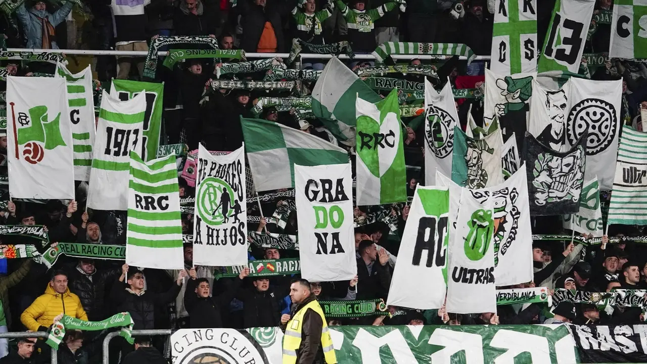 Aficionados racinguistas en El Sardinero. / RRC