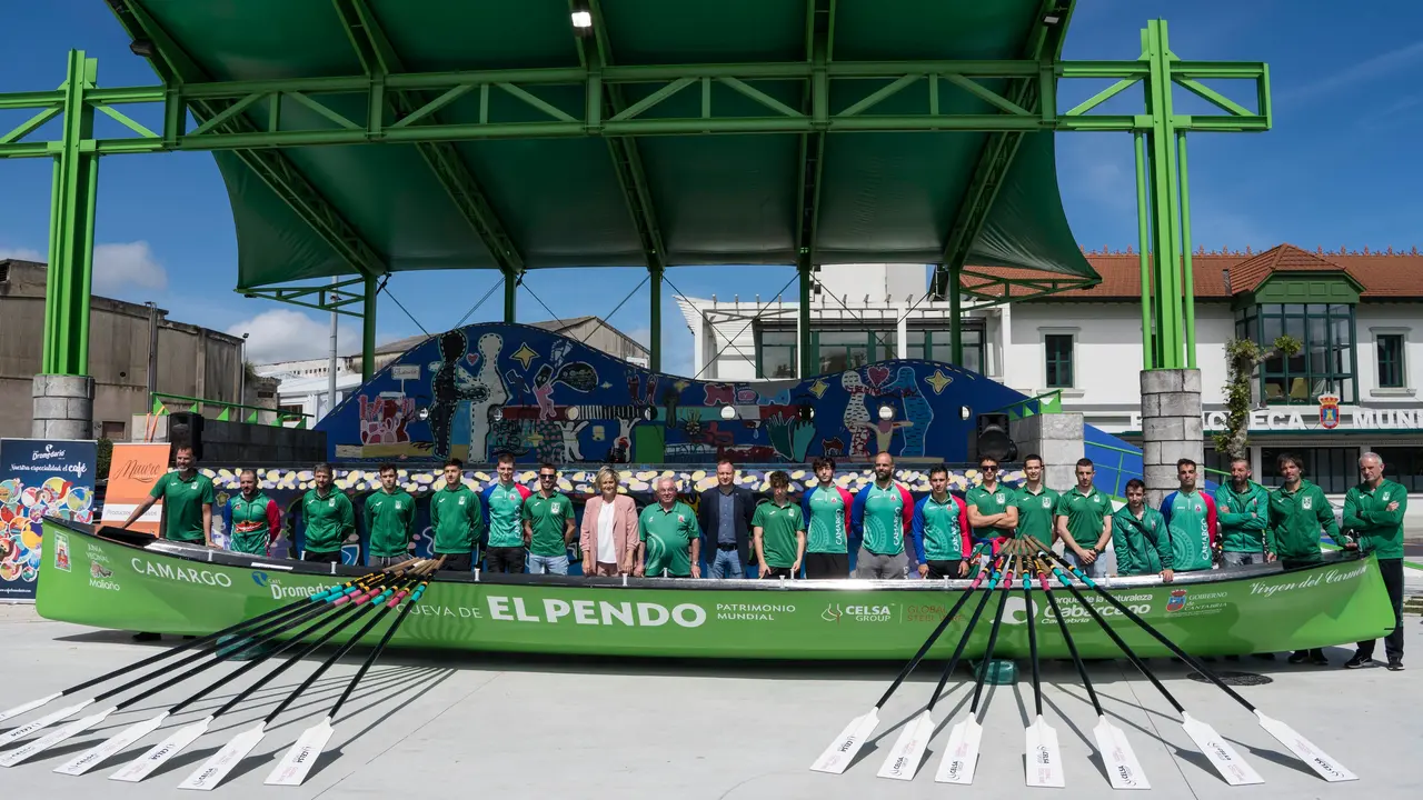 El Club de Remo Valle de Camargo presenta a los integrantes de la temporada. / AC
