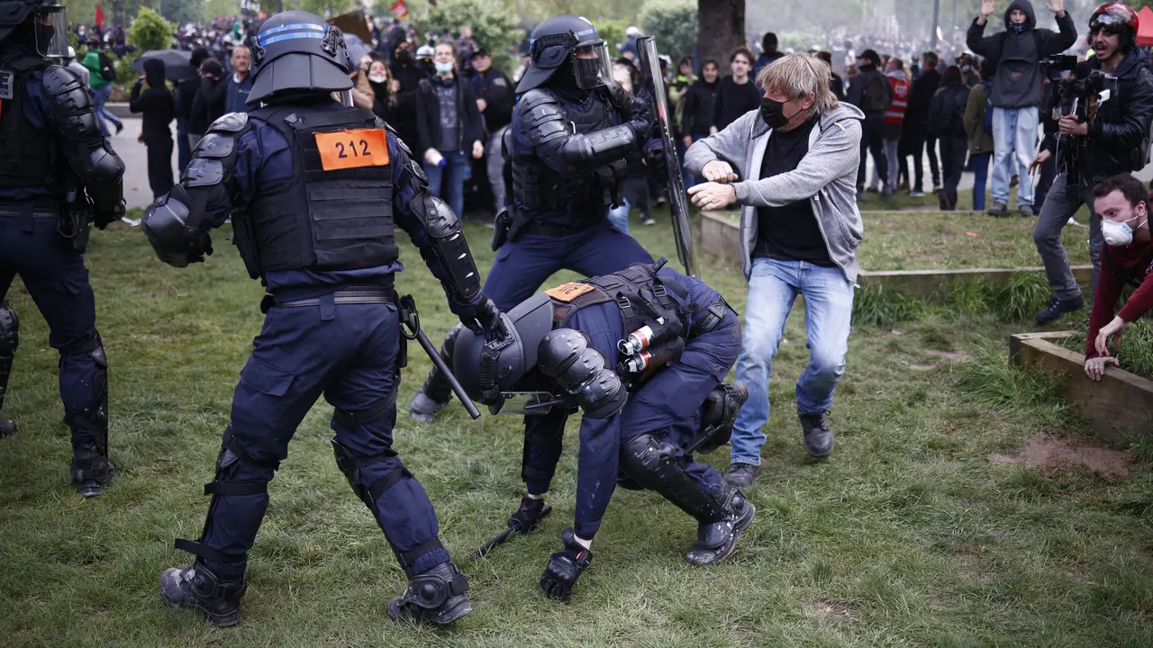 Enfrentamientos entre la polic&iacute;a y manifestantes durante una manifestaci&oacute;n el Primero de Mayo (D&iacute;a del Trabajo). / Raphael Lafargue