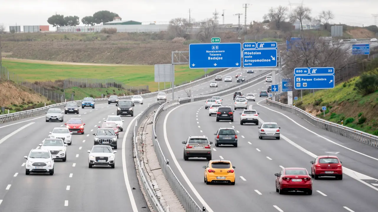 Varios coches circulan por la autov&iacute;a. / A. P&eacute;rez Meca