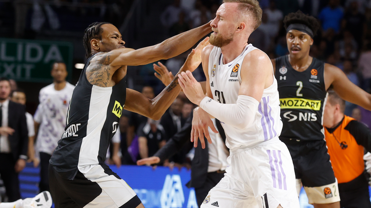 El escolta del Partiz&aacute;n Kevin Punter (i) golpea al bosnio Džanan Musa, del Real Madrid. / Juan Carlos Hidalgo