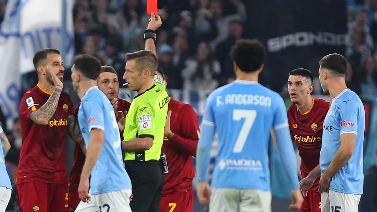 Davide Massa muestra una tarjeta a Roger Ibanez, de la Roma. / Federico Proietti