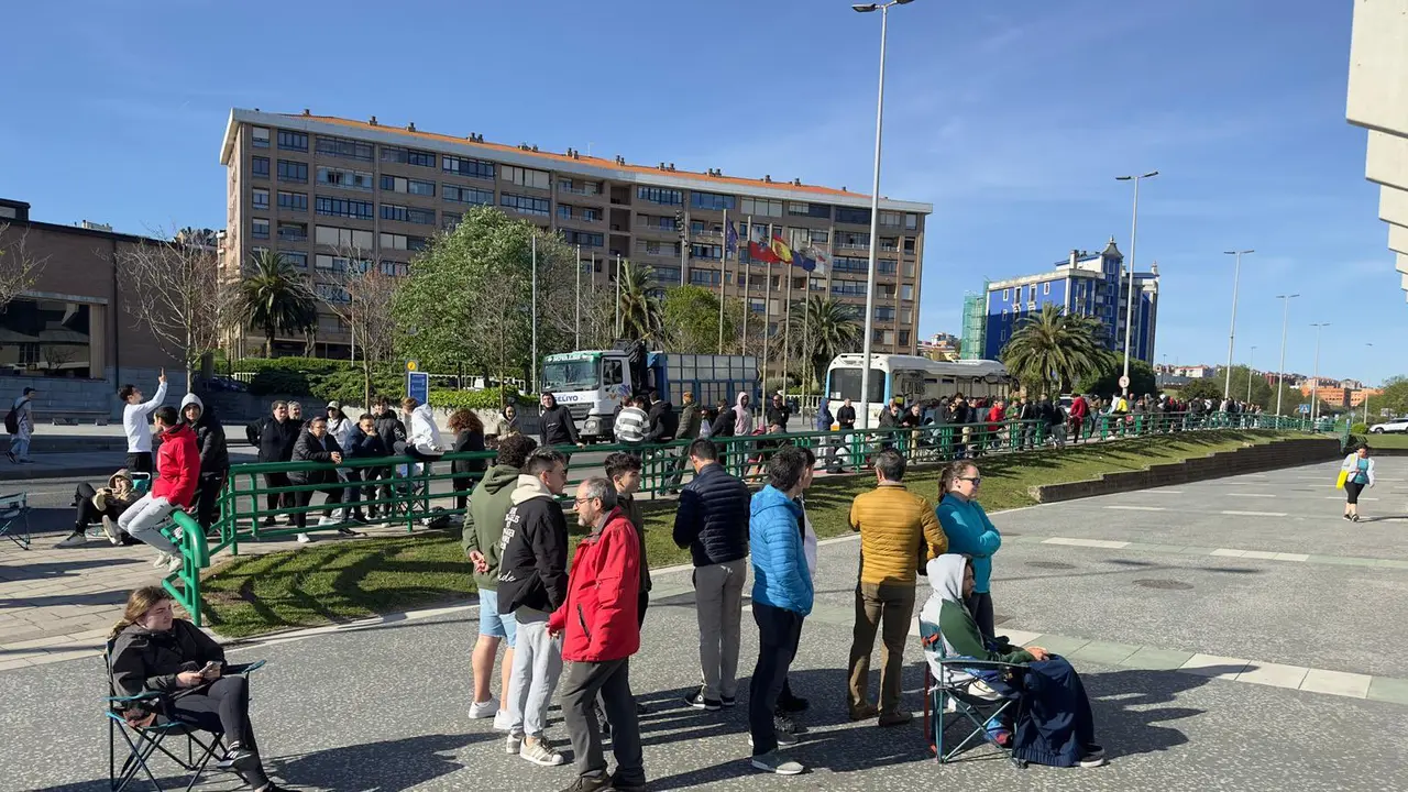 Aficionados racinguistas hacen cola para adquirir las entradas contra el Mirand&eacute;s, en Anduva. / RRC