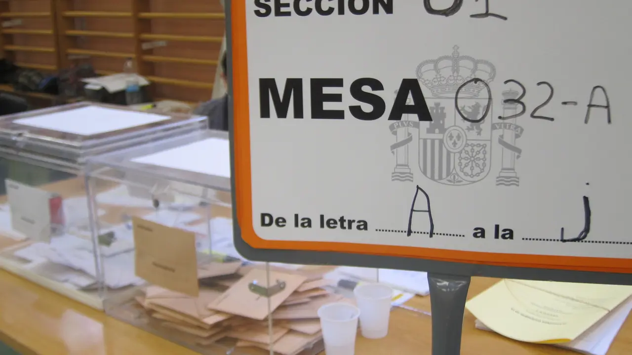 Cartel informativo de una mesa electoral. / EP