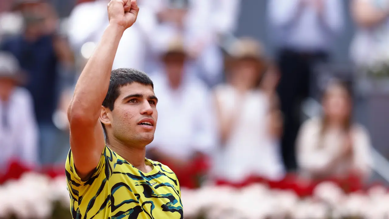 El tenista Carlos Alcaraz celebra su victoria ante Alexander Zverev en octavos del Mutua Madrid. / OSCAR J. BARROSO