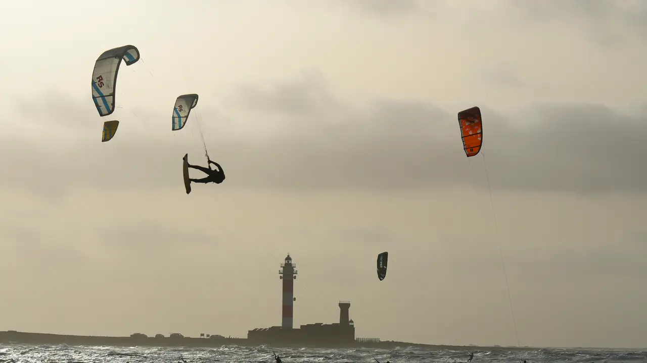 Varias personas hacen Kitesurf. / H.Bilbao