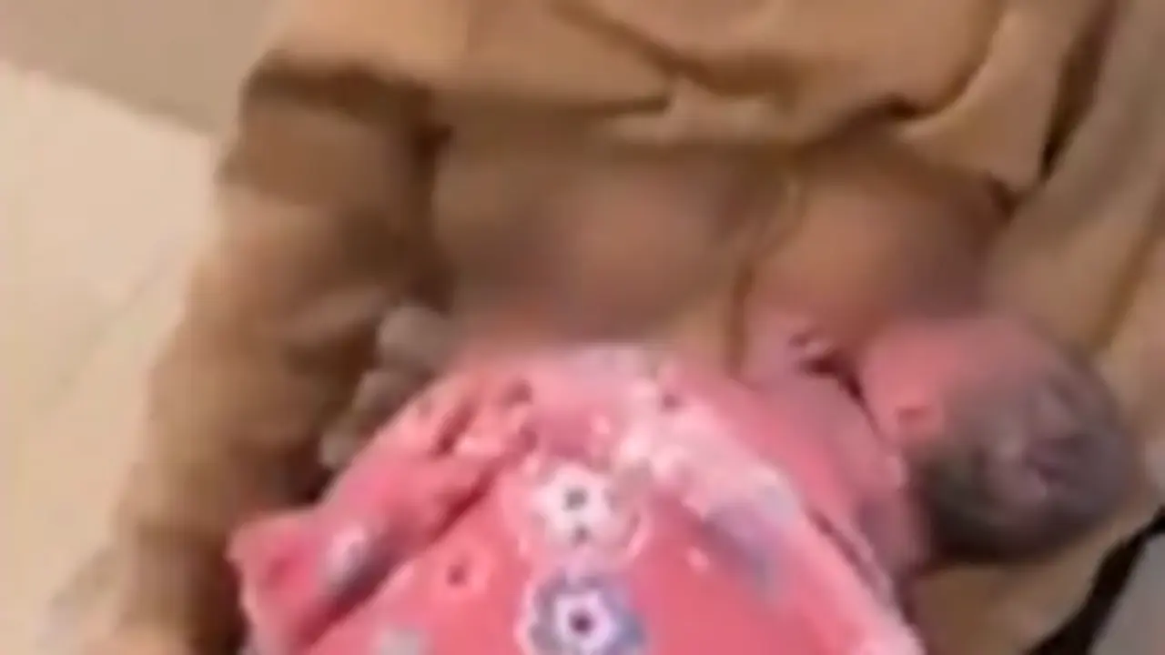 La joven con su hijo, en el portal donde dio a luz. / AC