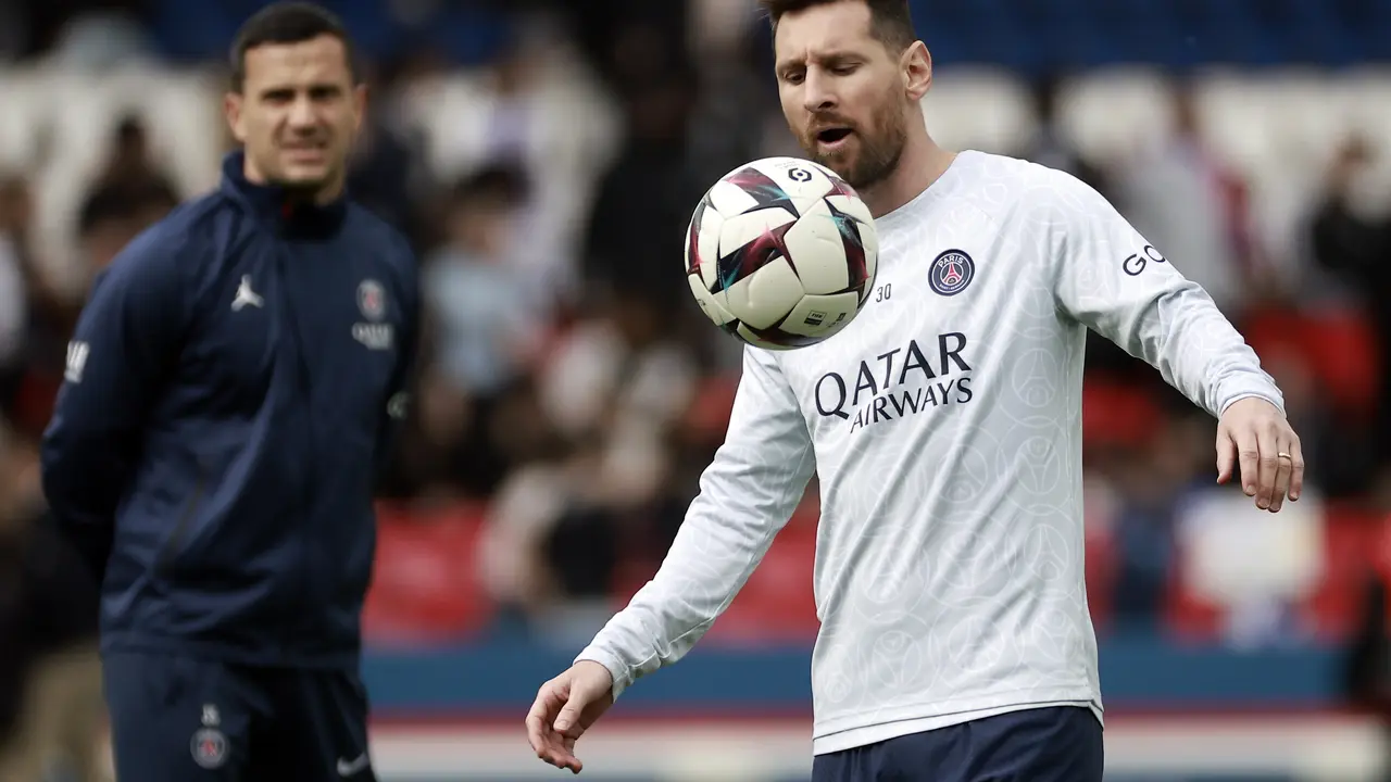 Lionel Messi durante el calentamiento previo al partido ante el FC Lorient. 
/ CHRISTOPHE PETIT TESSON