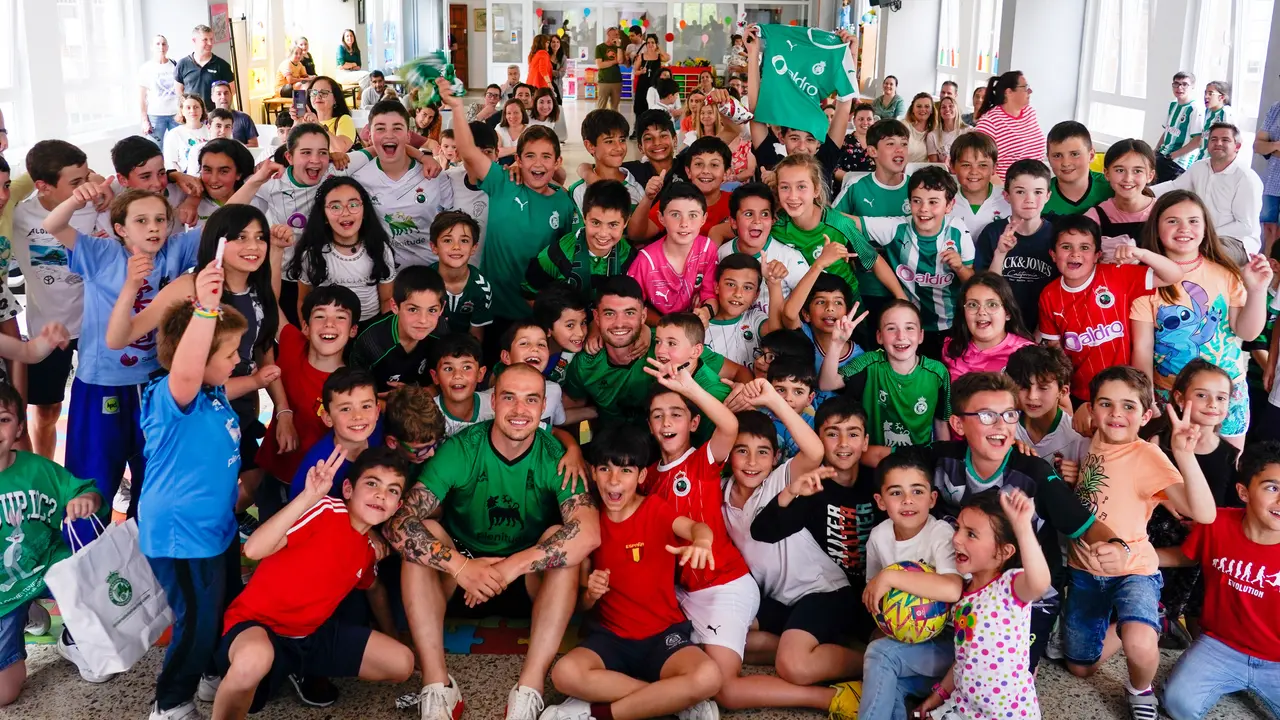Aldasoro y Pombo visitan el colegio Santa María Micaela. / RRC