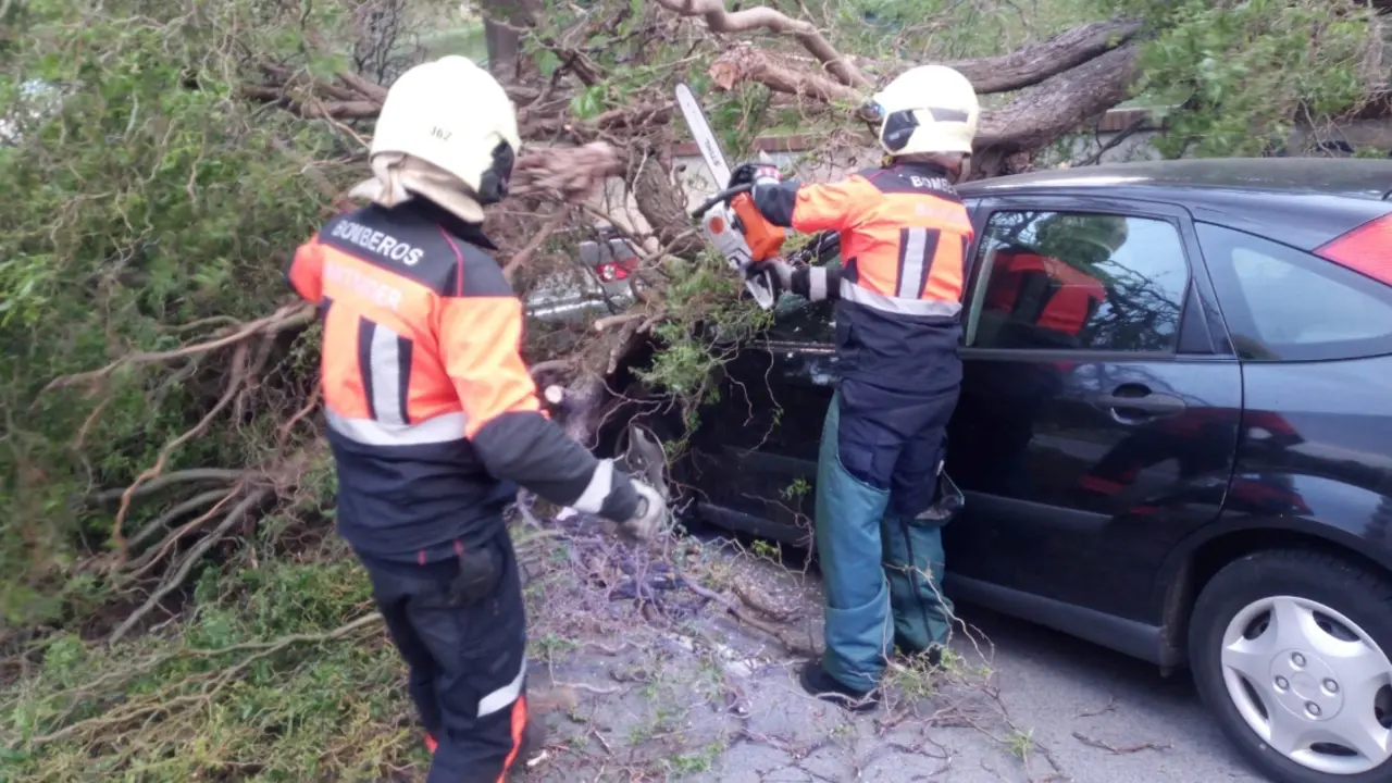 Una de las intervenciones acometidas por el cuerpo de Bomberos de Santander. / BS
