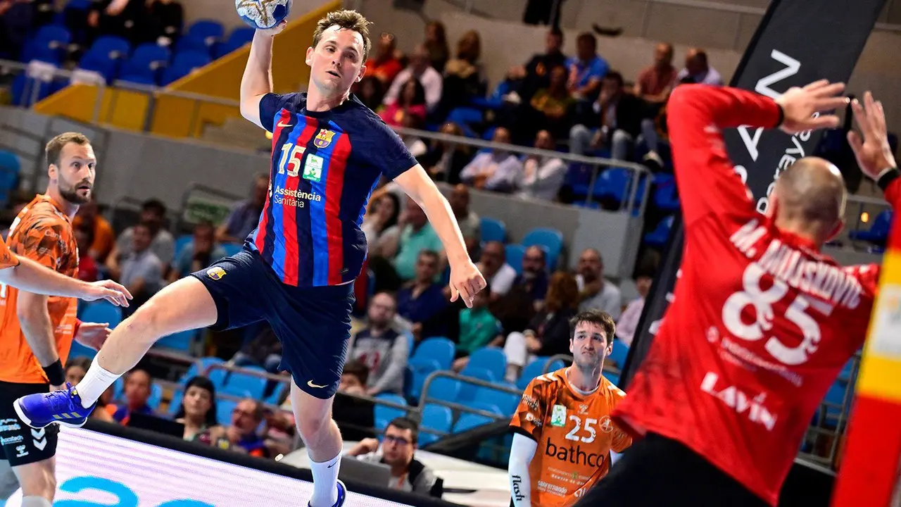Un jugador del Torrelavega encara la porter&iacute;a del Torrelavega. / RFEBM