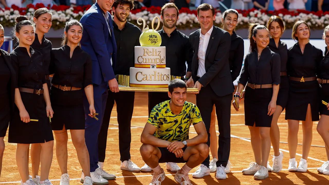 El tenista espa&ntilde;ol Carlos Alcaraz junto a una tarta en la que se le desea feliz cumplea&ntilde;os tras su partido ante el croata Borna Coric, de semifinales del Mutua Madrid Open de tenis, en la Caja M&aacute;gica, en Madrid. /Chema Moya