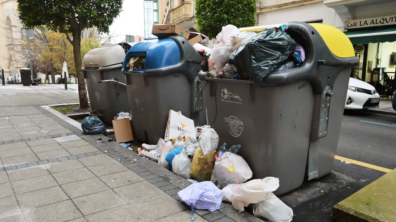 Estado de una de las calles de Santander. / Juan Manuel Serrano Arce