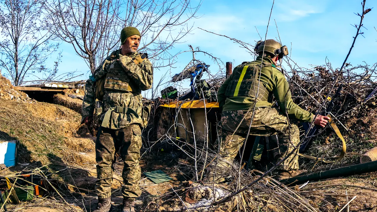 Soldados ucranianos de una unidad antia&eacute;rea, en un lugar no revelado cerca de la ciudad de Bajmut, en el este de Ucrania. / ROMAN CHOP