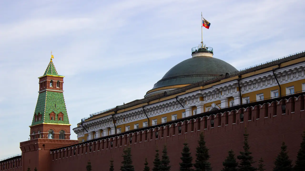 C&uacute;pula del Palacio del Senado ruso tras la muralla del Kremlin, en Mosc&uacute;. / Vlad Karkov