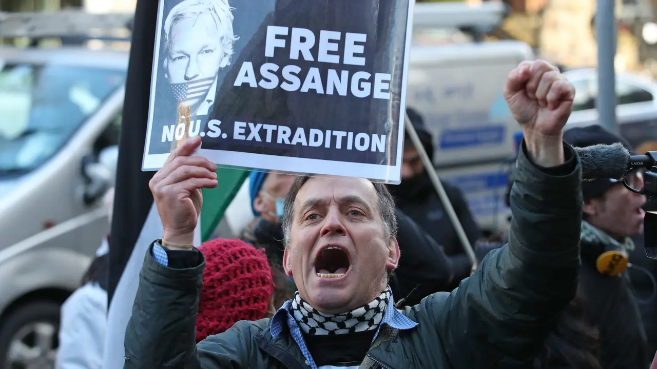 Una persona pide la libertad del fundador de Wikileaks. / Yui Mok