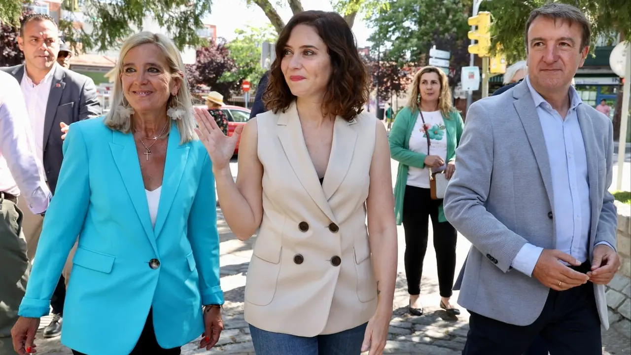 La candidata del PP a la reelecci&oacute;n a la Presidencia de la Comunidad de Madrid, Isabel D&iacute;az Ayuso, junto con la candidata a la Alcald&iacute;a de Collado Villalba, Mariola Vargas. EP