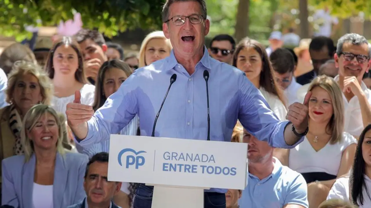 El presidente del Partido Popular, Alberto N&uacute;&ntilde;ez Feij&oacute;o, interviene en el mitin del PP que ha tenido lugar en el Parque Garc&iacute;a Lorca de Granada en apoyo a la candidatura a la alcald&iacute;a de Marifran Carazo. EFE / Pepe Torres