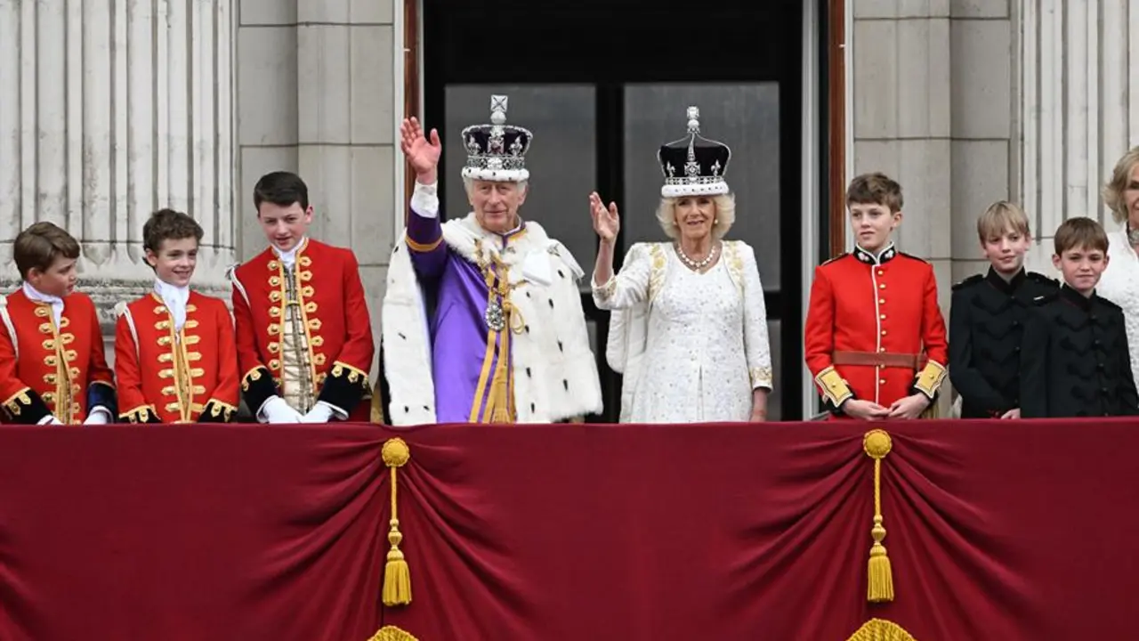 El Rey Carlos II y la reina Camila. / EFE / Neil Hall