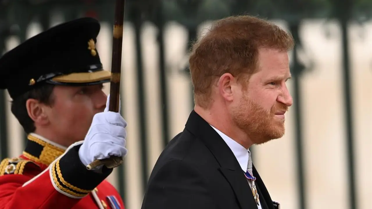 El pr&iacute;ncipe Harry, duque de Sussex, a su llegada a la coronaci&oacute;n del rey Carlos III y la reina Camila en la abad&iacute;a de Westminster este s&aacute;bado en Londres, Reino Unido. EFE/ Neil Hall