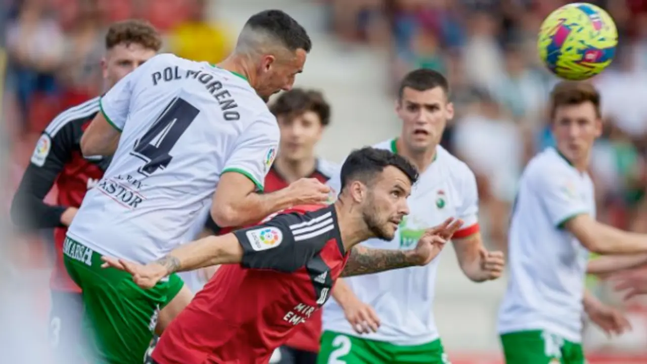 Jugadores del Racing y Mirand&eacute;s pugnan por el bal&oacute;n. / LaLiga
