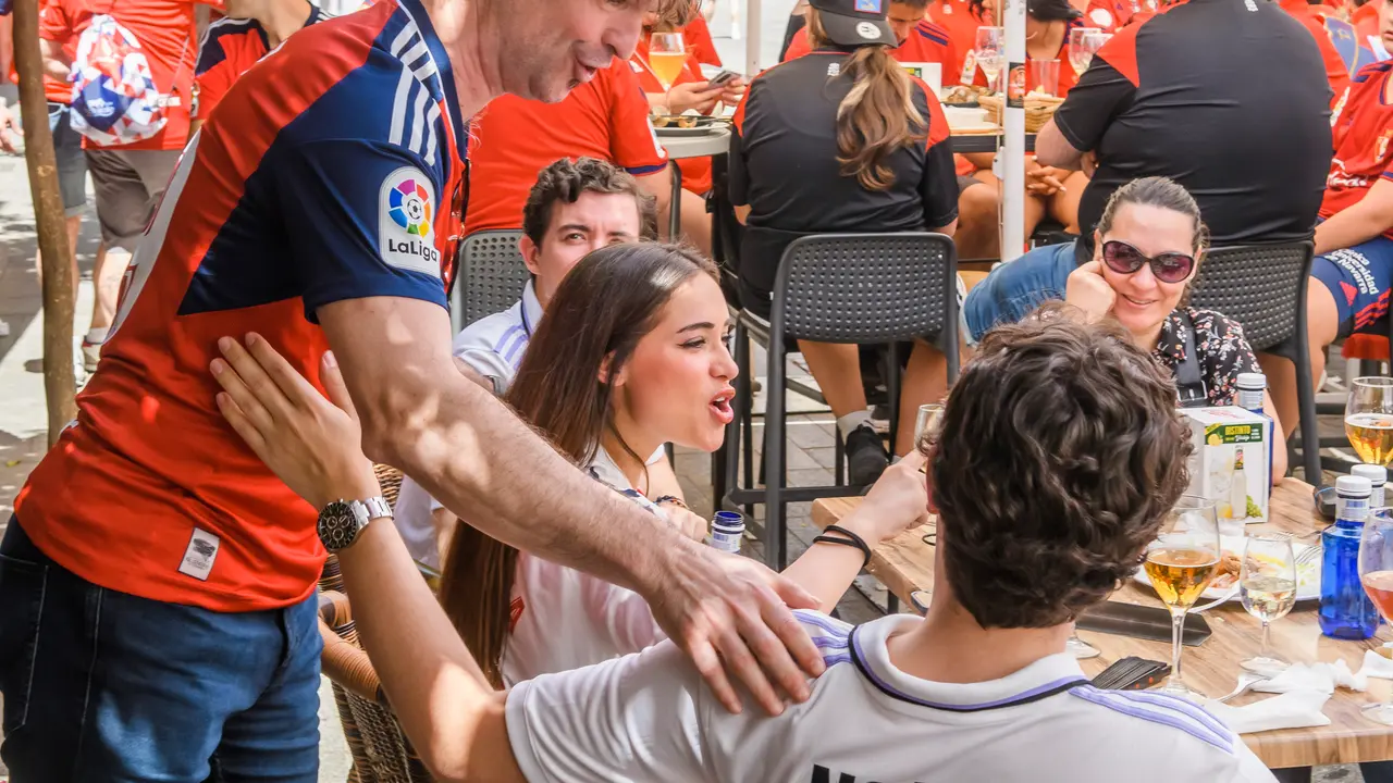 Aficionados del Osasuna y del Real Madrid llenan las calles c&eacute;ntricas de Sevilla, a unas horas de disputarse la Final de la Copa del Rey entre ambos equipos este s&aacute;bado. / Ra&uacute;l Caro.