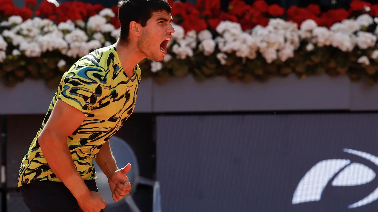 Carlos Alcaraz celebra su victoria ante el croata Borna Coric en las semifinales del Mutua Madrid Open. / Chema Moya