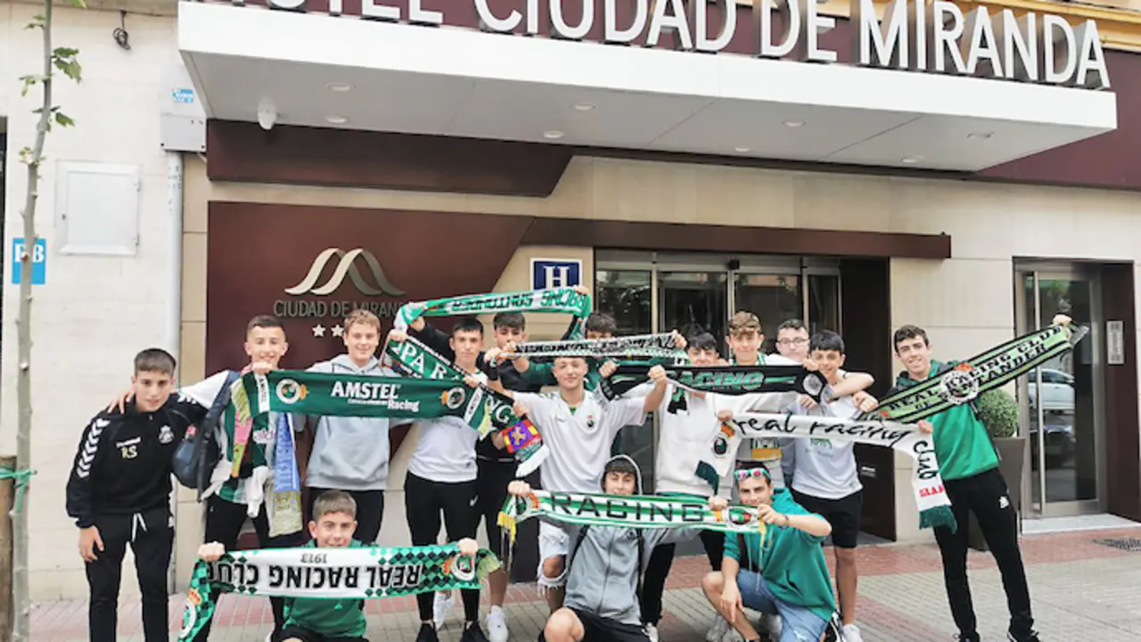 Seguidores del Racing, en su viaje a Miranda de Ebro. / RRC