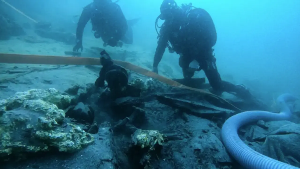 Trabajos de excavaci&oacute;n arqueol&oacute;gica del gale&oacute;n hundido hallado en aguas de Pasaia (Gipuzkoa). EFE/Diputaci&oacute;n Foral de Gipuzkoa/Ander Arrese