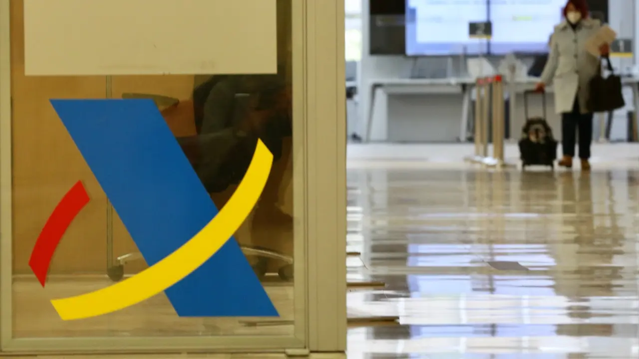 Logotipo de la Agencia Tributaria en una mampara en una Oficina de dicha agencia. EP / C&eacute;zaro De Luca