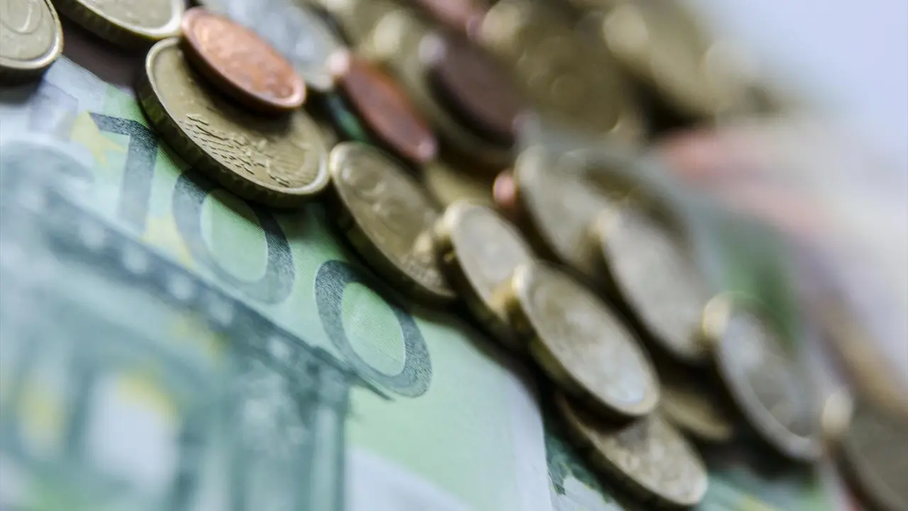 Billetes y varias monedas. / EP