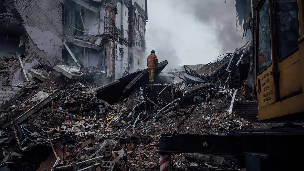 Un bombero en uno de los edificios destruidos por los bombardeos. EP / Adrien Vautier