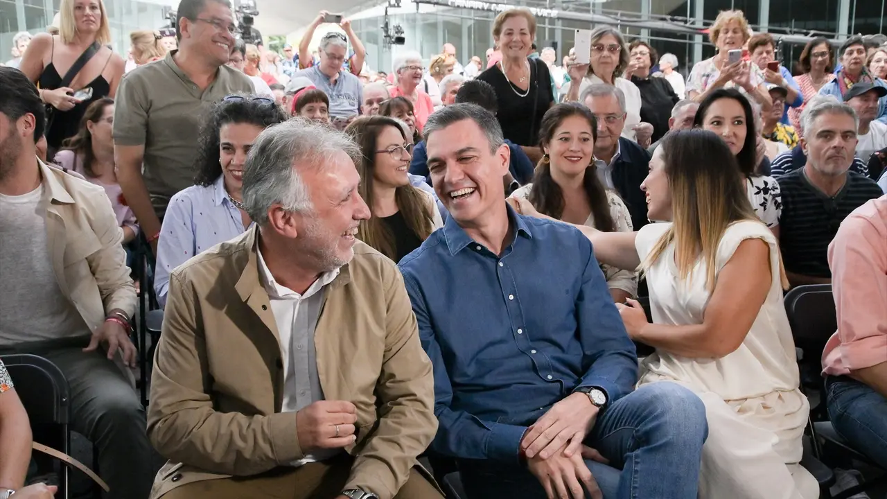 El presidente del Gobierno de Espa&ntilde;a y secretario general del PSOE, Pedro S&aacute;nchez (2i), y el secretario general del PSOE Canarias y presidente del Gobierno de Canarias y candidato a la reelecci&oacute;n, &Aacute;ngel V&iacute;ctor Torres (1i). EP