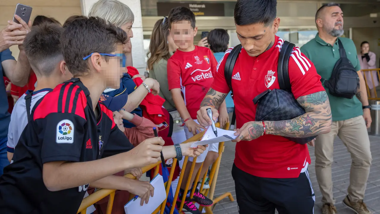 Aficionados de Osasuna han dado este domingo un caluroso recibimiento en el aeropuerto de Pamplona a los jugadores, directiva y cuerpo t&eacute;cnico del club tras proclamarse subcampeones de la Copa del Rey. / Villar L&oacute;pez