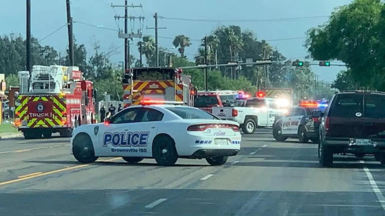 Seis personas, presuntamente migrantes, murieron esta ma&ntilde;ana en #Brownsville despu&eacute;s de que un joven arrollara a un grupo de por lo menos 30 personas que se encontraban esperando un autob&uacute;s en la calle Minessota.