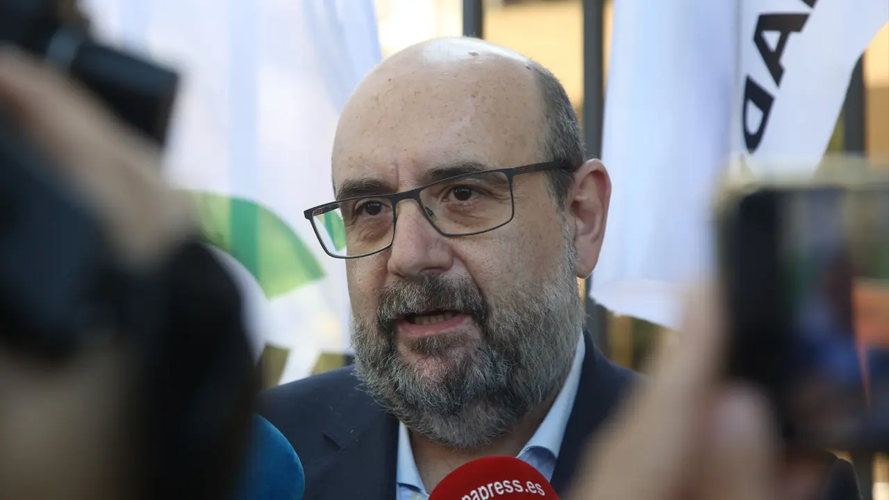 El presidente de CSIF, Miguel Borra, atiende a los medios de comunicaci&oacute;n. EP / Ricardo Rubio